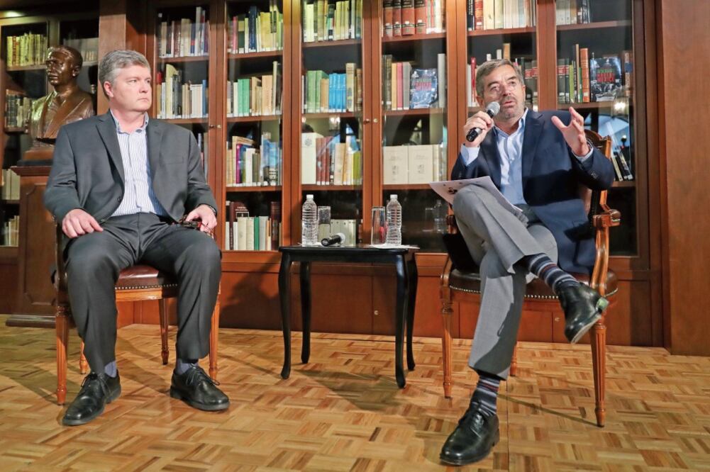 El ex director de Ciberseguridad del Consejo de Seguridad de Estados Unidos, John F. Banghart, y el ex rector de la UNAM Juan Ramón de la Fuente participaron en el foro de análisis y discusión “Ciberseguridad en las elecciones” (LUCÍA GODÍNEZ. EL UNIVERS)