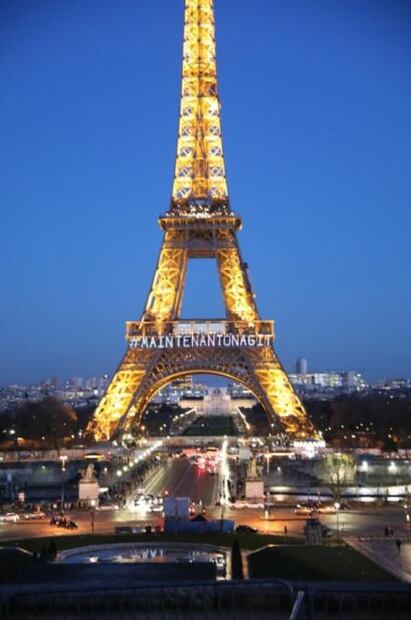 ​Torre Eiffel se ilumina a favor de los derechos de la mujer