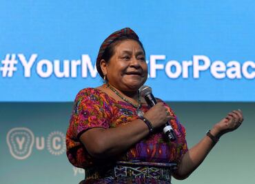 Rigoberta Menchú prepara tortillas a mano en casa de Yucatán