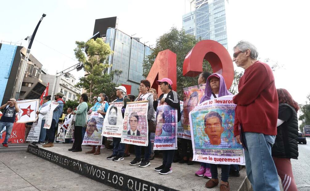 Marcha de los padres de los 43 normalistas desaparecidos en Iguala, Guerrero, hace 10 años. Foto: Gabriel Pano/ EL UNIVERSAL