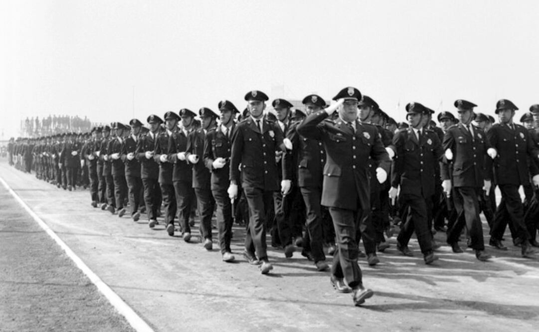 Desfile de policías, 1962. En varias entidades de la república se realizaron desfiles y demás festejos para los vigilantes del orden, pero hoy en día, dichas celebraciones pasan desapercibidas. Foto: Mediateca INAH.
