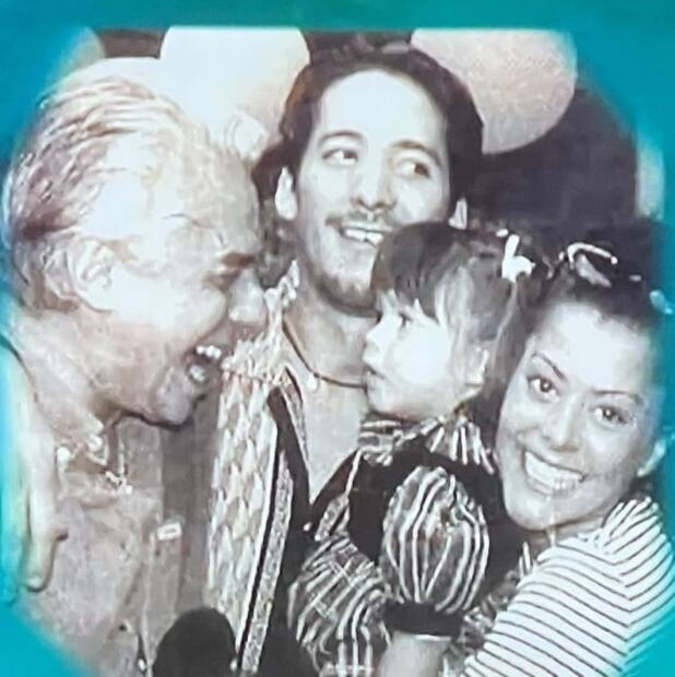 "Una foto dice más que mil palabras", dice Frida Sofía sobre Enrique Guzmán