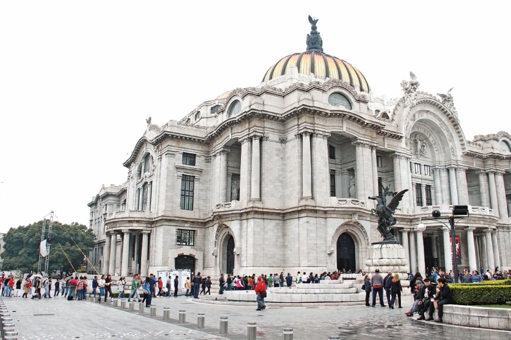 Domingo a las 8:30 horas: alrededor de Bellas Artes y de la Alameda Central, miles se formaron para ver las dos exposiciones de los grandes maestros italianos (ADRIÁN HERNÁNDEZ Y AGUSTÍN SALINAS / EL UNIVERSAL)