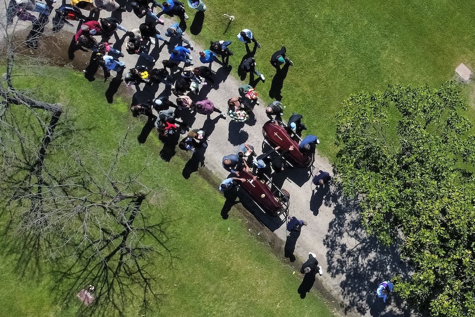 Fotografía aérea que muestra a los asistentes del funeral de Brenda del Castillo y Morena Verdi, víctimas de feminicidio, en el cementerio Las Praderas,  en Buenos Aires. FOTO: ADAN GONZÁLEZ. EFE
