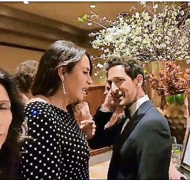 Adrien Brody saludó a Karla Sofía Gascón. (03/03/2025) Foto: Jesús Díaz | El Universal