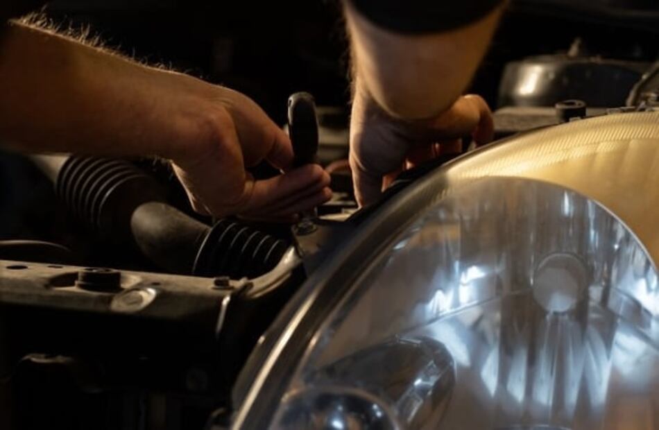 Cómo arrancar un auto con pinzas si se quedó sin batería