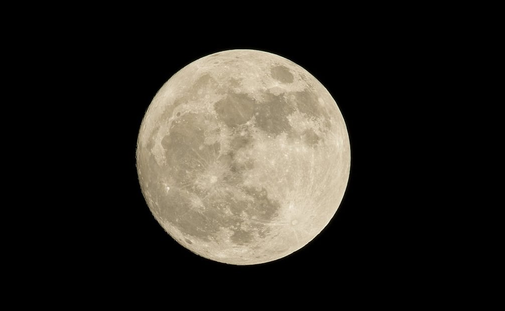 En esta fase, la Luna se encuentra detrás de la Tierra respecto al Sol y su cara está totalmente iluminada. Foto: Pixabay