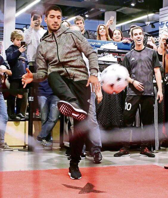 El uruguayo presentó sus nuevas botas de una marca deportiva (MANU FERNÁNDEZ. AP)