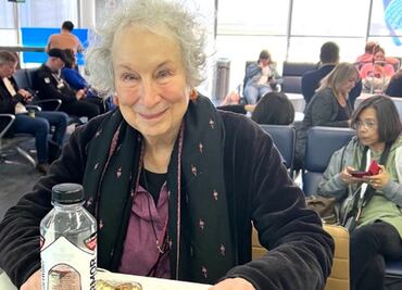 En Estados Unidos temieron a una presidenta mujer y de color: Margaret Atwood
