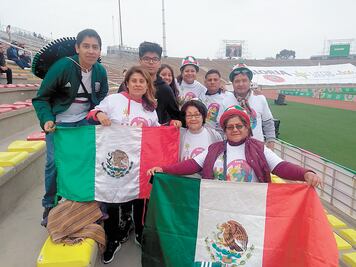 Kenti Robles conoce a su familia peruana