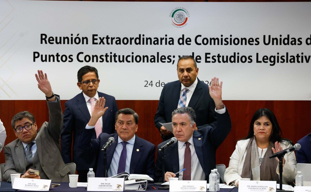 Reunión extraordinaria de comisiones unidas de puntos constitucionales; y de estudios legislativos que presiden los senadores Óscar Cantón Zetina y Enrique Inzunza en la cual se discute el llamado Plan B de la reforma electoral de Claudia Sheinbaum. Foto: Diego Simón Sánchez/EL UNIVERSAL