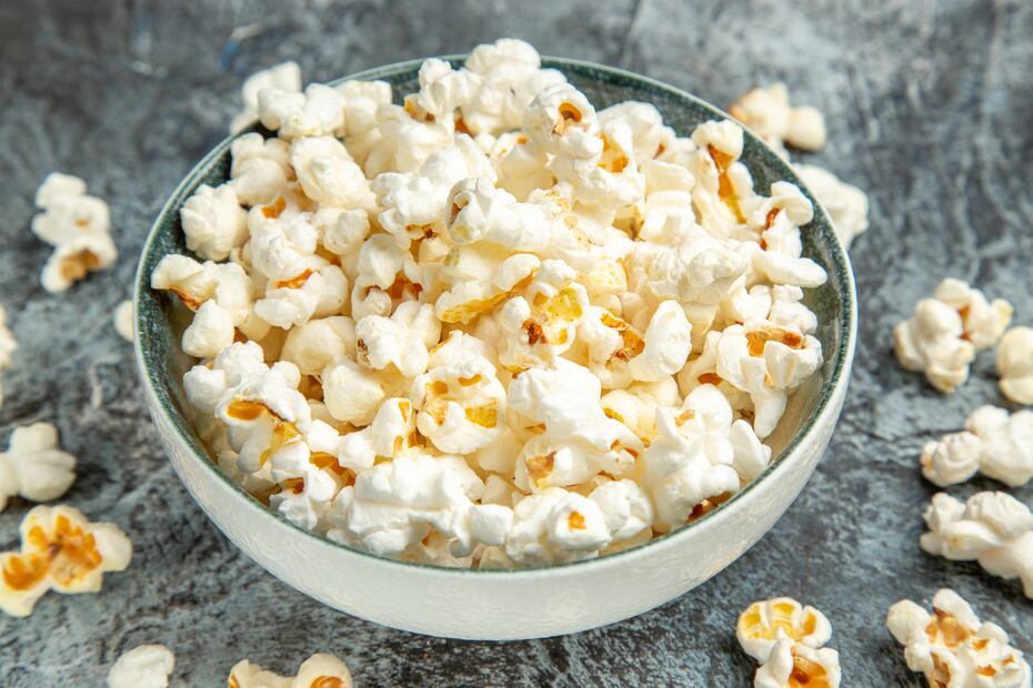 Las palomitas de maíz caseras son un snack bajo en grasa. Foto: Freepik