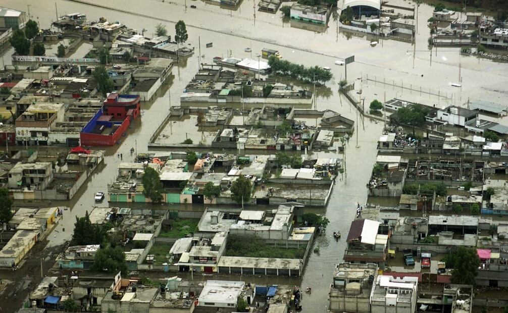 Vista aérea de Valle de Chalco, inundación del 2000. Años después, en agosto del 2005, las aguas negras volvieron a cubrir esta zona, tras una fuga en el Canal de la Compañía; en la actualidad, este río tiene más de 20 plantas de bombeo para agilizar el paso del agua. Foto: Guillermo González/Archivo EL UNIVERSAL.
