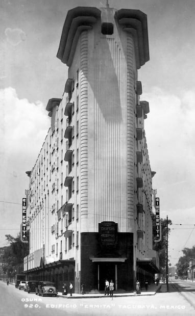 El edificio Ermita, se levanta entre las hoy avenidas Revolución, a la izquierda, y Jalisco, a la derecha. La construcción es uno de los ejemplos más destacados del estilo Art Déco en la zona de Tacubaya y que recientemente fue remodelado, obra del arquitecto Juan Segura, aquí en una imagen a inicios de los años treinta. A la izquierda, detrás del anuncio del cine Hipódromo, se aprecia un jardín que había formado parte de la residencia de la familia Mier y que, posteriormente, dio paso al cine Ermita, hoy vemos en esa área un moderno edificio que alberga departamentos, locales comerciales y hasta un gimnasio con alberca.  Foto: Colección Francisco Montellano/ Especial.