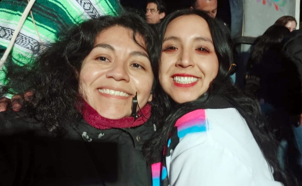 La productora, autora de la historia, creadora de la escenografía, vestuarios e integrante del grupo Mez-Me, Mila DRomán, posa con la actriz Indra Martínez, quien interpretó a la casadera María Guadalupe. Crédito: Producción la bruja Tlahuipochi/Cortesía.