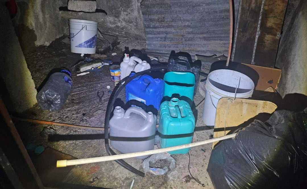 Fueron encontrados varios garrafones con gasolina dentro de la vivienda, ubicada en Tulancingo, Hidalgo (02/05/2025). Foto: Especial