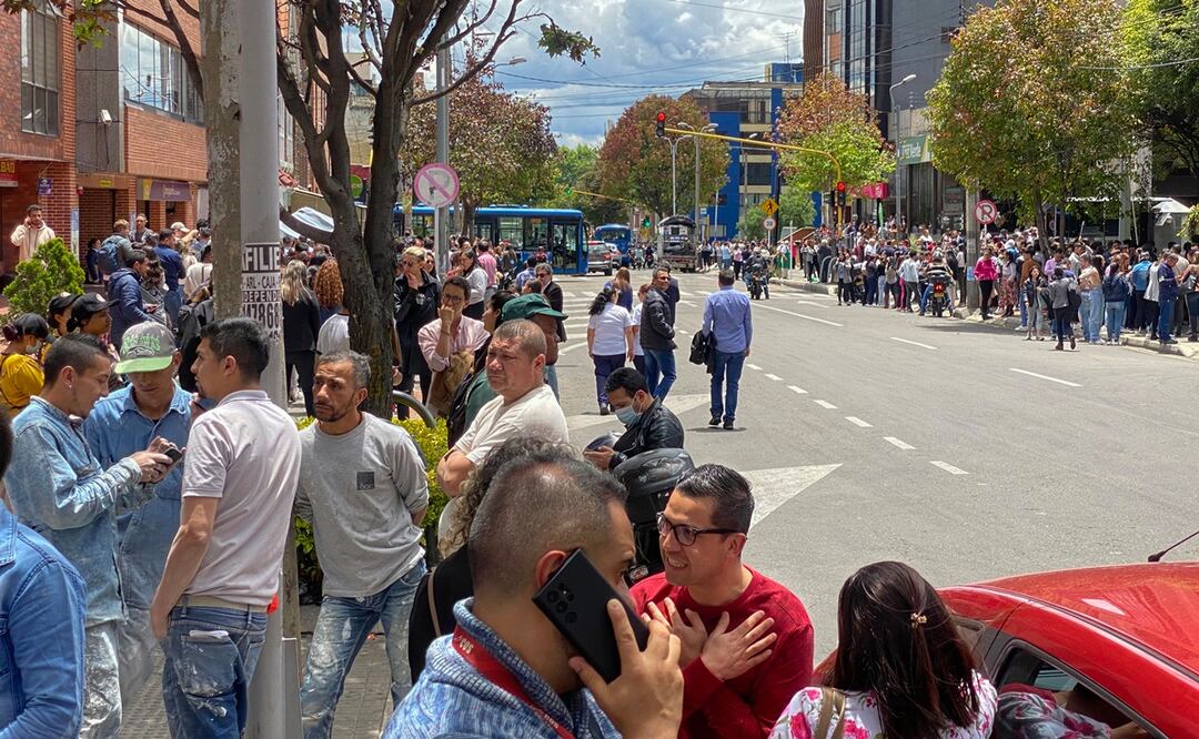 Personas salen de un edificio al ser evacuadas tras un temblor de 6.1 hoy, en Bogotá (Colombia). Foto: EFE