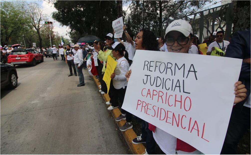 Estudiantes universitarios protestan a favor y en contra de la reforma judicial en Puebla. Foto:Omar Contreras/EL UNIVERSAL