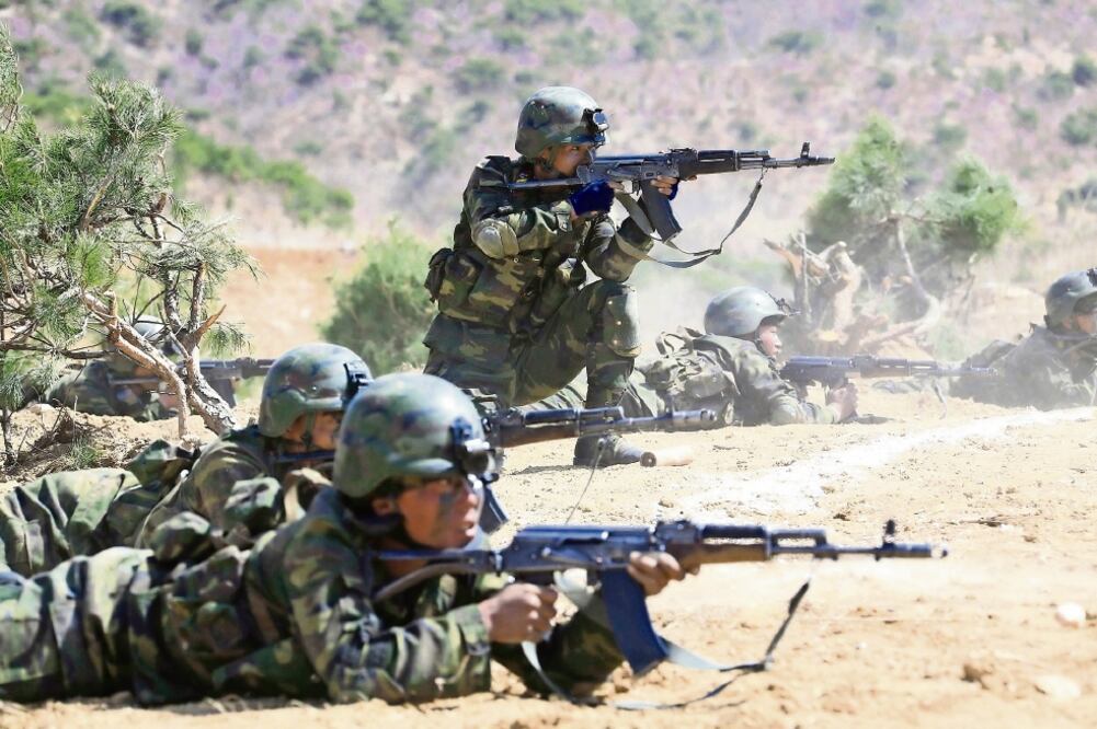 En esta imagen dada a conocer ayer por el gobierno de Pyongyang, elementos de las fuerzas militares de Corea del Norte participaron en una demostración de su capacidad castrense en un lugar no revelado de ese país (AP)