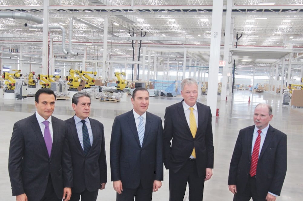 El gobernador Moreno Valle, acompañado por autoridades y ejecutivos de la empresa automotriz, realizaron un recorrido por la planta ensambladora para revisar los avances de la carrocería del modelo Tiguan (ARCHIVO EL UNIVERSAL)