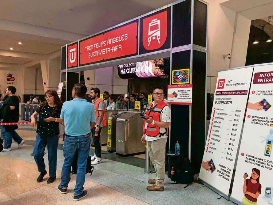 Los usuarios del tren sólo pueden cargar su Tarjeta de Movilidad en las cuatro máquinas de Buenavista, en App CDMX o en Mercado Pago. Foto: Diego Simón / EL UNIVERSAL