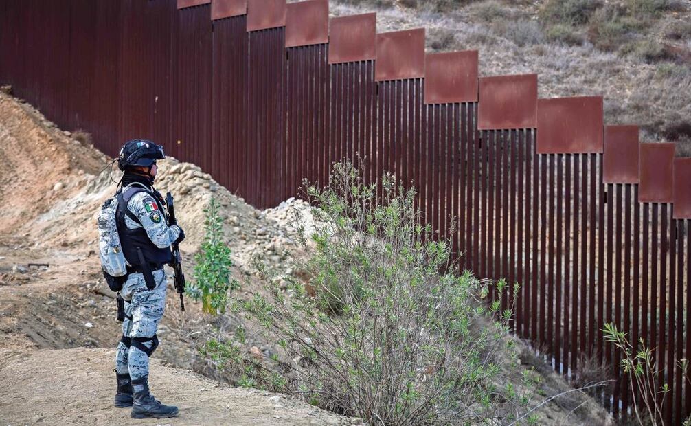 Oficiales de la Guardia Nacional explicaron que el reforzamiento del muro obedece a que algunas de las casas que están pegadas han servido como paso para indocumentados. (24/01/2025) Foto: Diego Simón Sánchez | El Universal