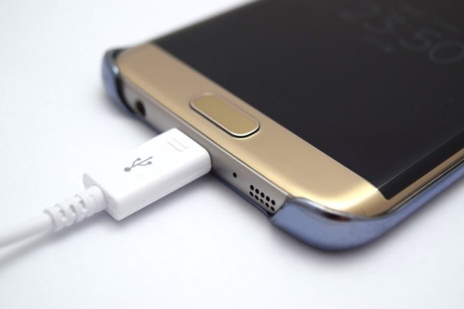 ¿Es peligroso conectar el celular en cargadores públicos?