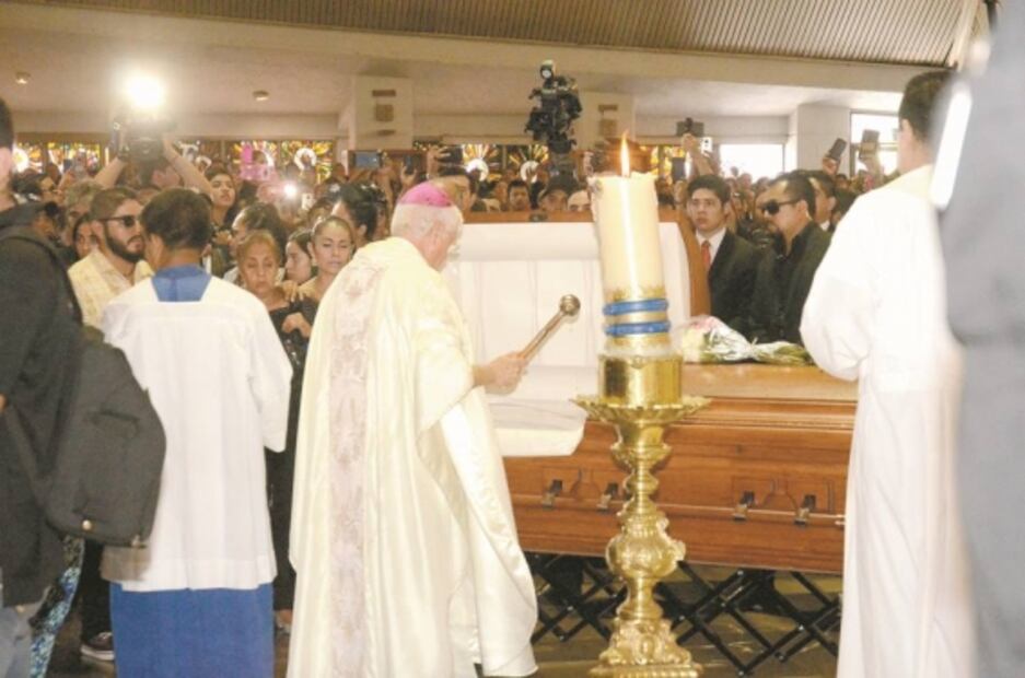 Acompañan a Celso Piña hasta el Cerro de la Campana  