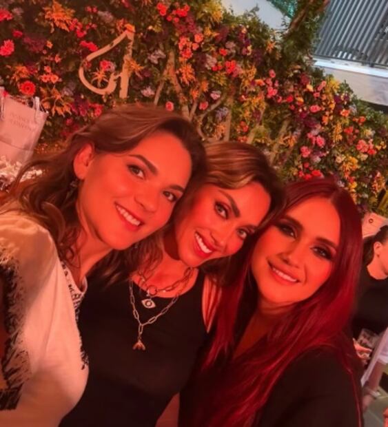 Anahí junto a Dulce María y Zoraida Gómez. Foto: Instagram oficial.