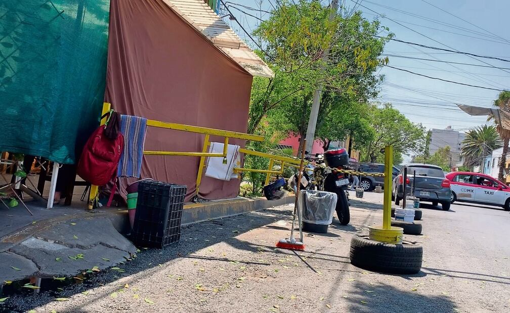 Hasta con plumas metálicas los “viene-viene” acaparan lugares de estacionamiento en esta colonia. Foto: Alberto González / EL UNIVERSAL