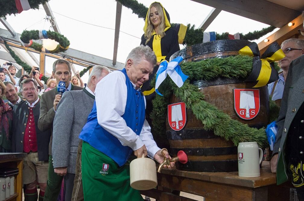 Dieter Reiter, alcalde de Múnich, abrió el flujo cervecero en la 182 edición de la más multitudinaria e internacional fiesta de la cerveza del mundo (EFE)