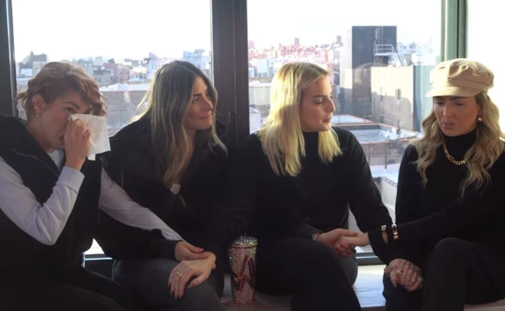 Karla Díaz llora con sus amigas de JNS al despedirse.