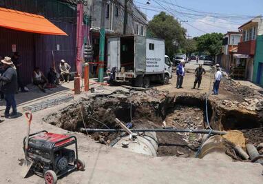 Alistan relleno de socavón tras megafuga de agua en Los Reyes Culhuacán; vecinos reportan que ya tienen abasto del líquido