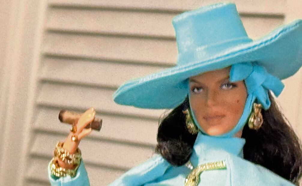 Entre las Barbies más emblemáticas está una María Félix que incluye el icónico collar de víbora. Foto: Dinorath Mota / EL UNIVERSAL