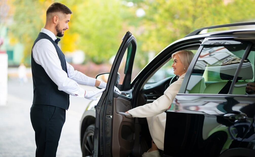 Las personas que trabajan en un valet parking tienen una gran responsabilidad. Foto: Freepik