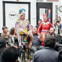 Pastorela con diablos, ángeles, migrantes y pastores militares