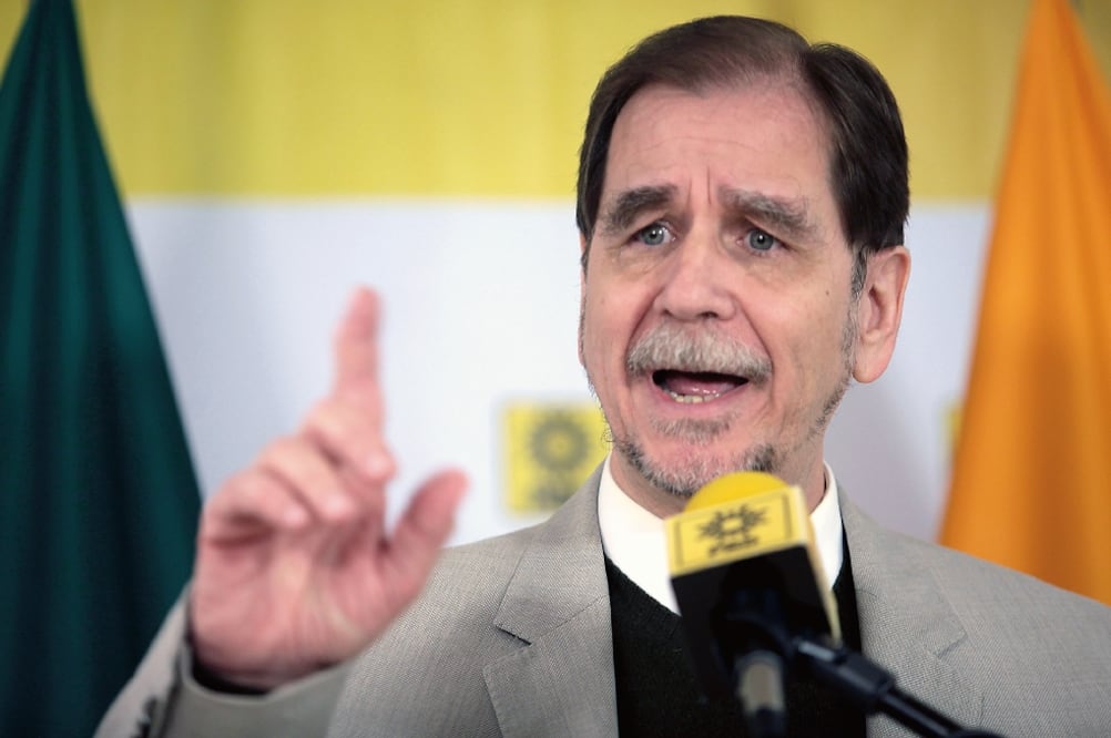 El presidente nacional del Partido de la Revolución Democrática, Agustín Basave, afirmó que estará pendiente de los acuerdos internos a los que llegue Acción Nacional en los dos estados donde no ha ratificado las alianzas (RAMÓN ROMERO. EL UNIVERSAL)