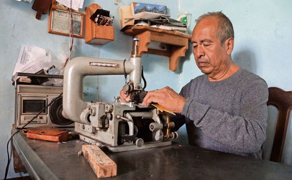 Cándido empezó a los 15 años a trabajar en el taller de la familia Martínez Bautista, donde aprendió el oficio. (Foto: Edwin Hernández/EL UNIVERSAL)