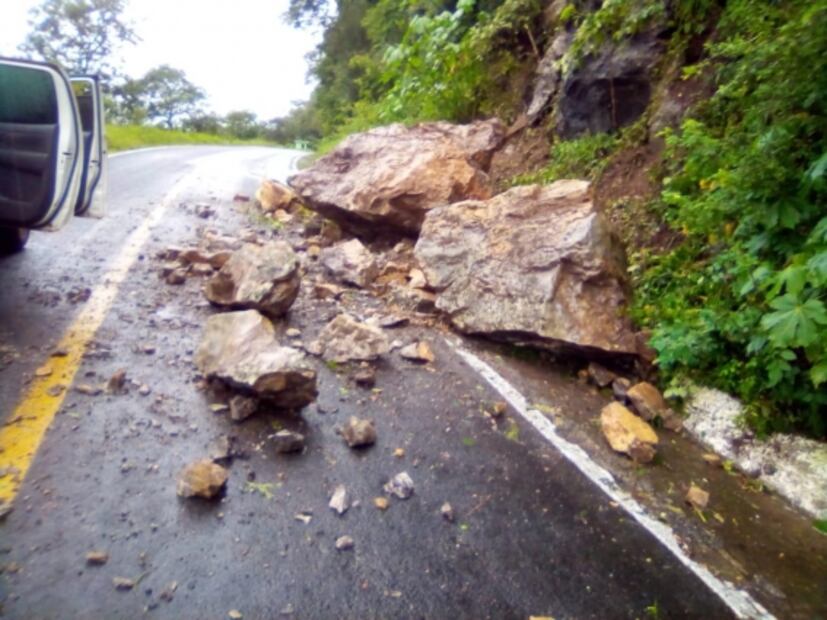 Lluvias dejan deslaves, damnificados y desalojados en Hidalgo