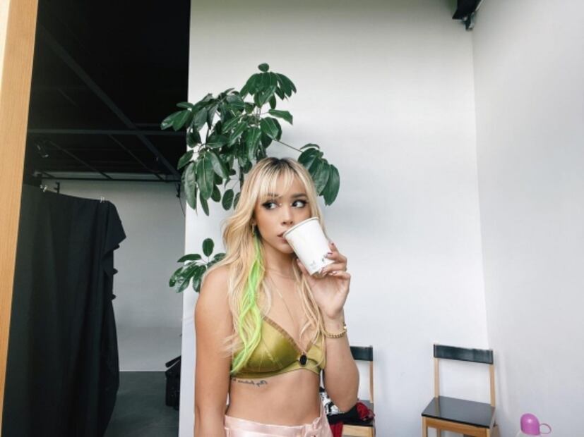 Danna Paola te muestra cómo llevar un look satinado a su nivel más hot