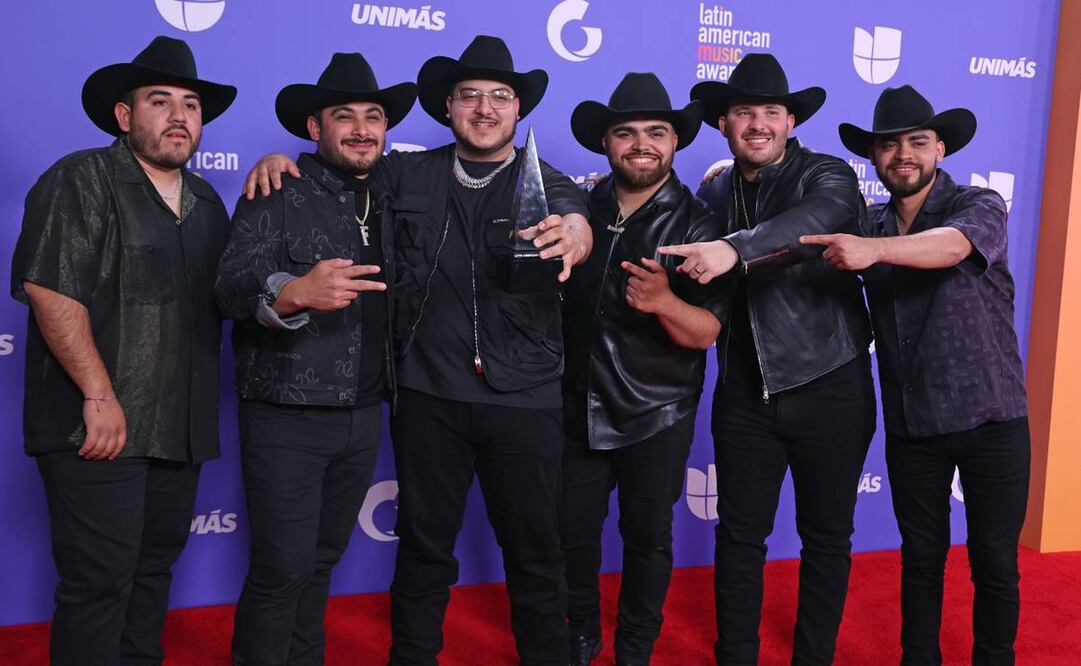 Grupo Frontera posa con su galardón de los Latin American Music Awards (Latin AMAs). Foto: EFE.