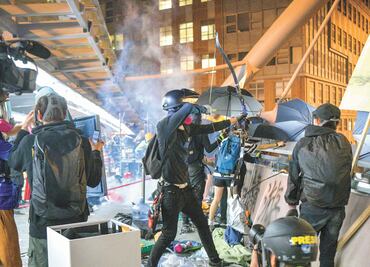 Policía de Hong Kong mantiene asedio a jóvenes