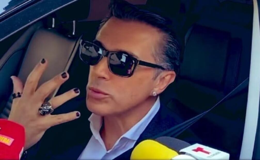 Le llueven críticas a Sergio Mayer tras presumir su nuevo look con aretes y uñas pintadas