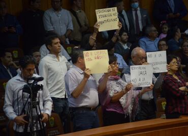 Protestan contra libros de texto de la SEP durante sesión solemne del Congreso de Veracruz