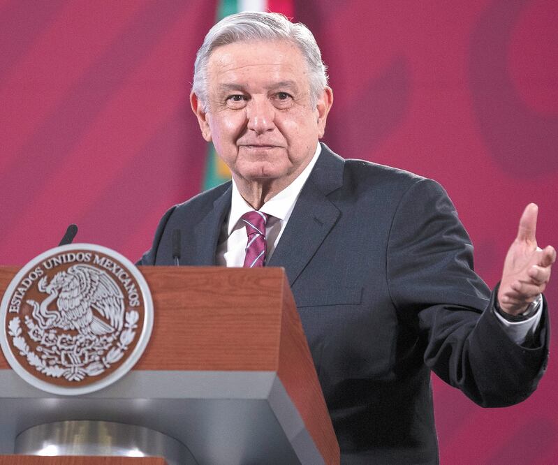 El Presidente destacó el apoyo del Ifetel para conseguir los permisos para los concesionarios. Foto: SERGIO TAPIA. EL UNIVERSAL