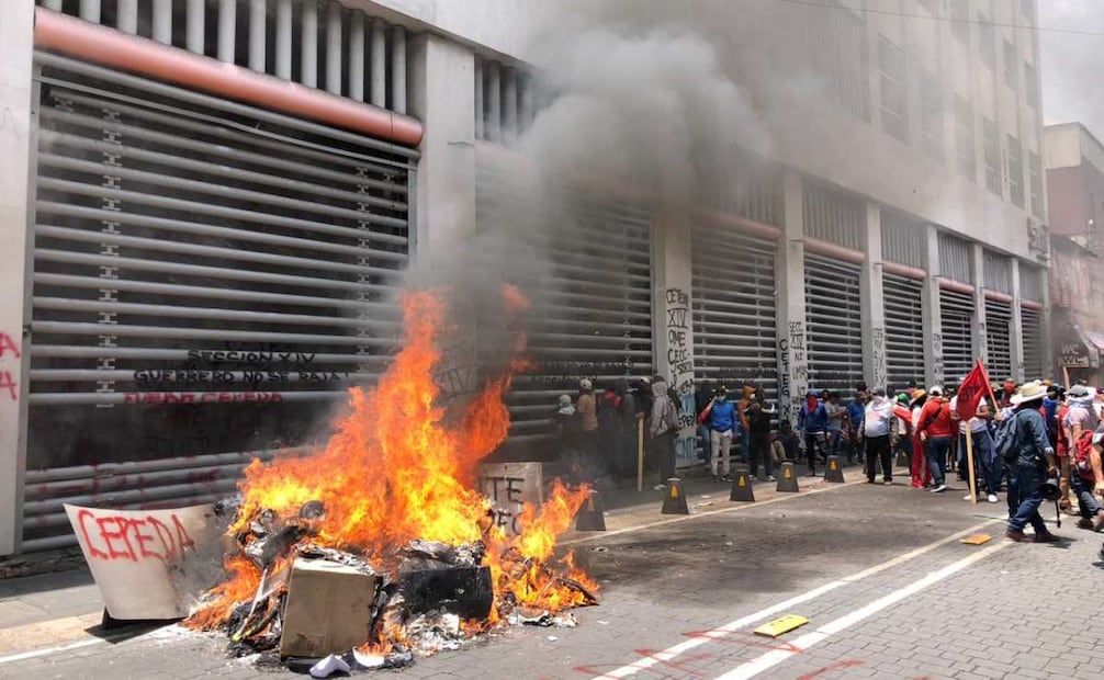 Maestros hacen fogata con las cosas que sacaron del edificio de la SNTE. Foto: Diego Simón / EL UNIVERSAL