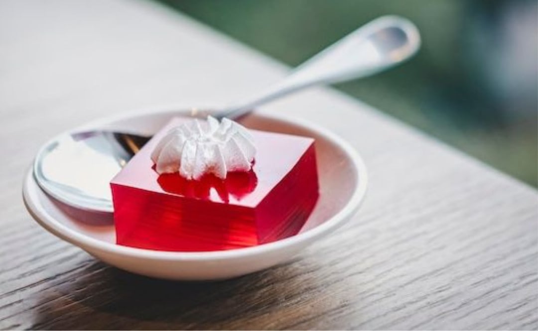 Descubre cómo preparar gelatina para estimular el colágeno de manera natural. Fuente: Freepik.