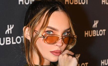 Belinda posa con vestido entallado y máscaras de Halloween