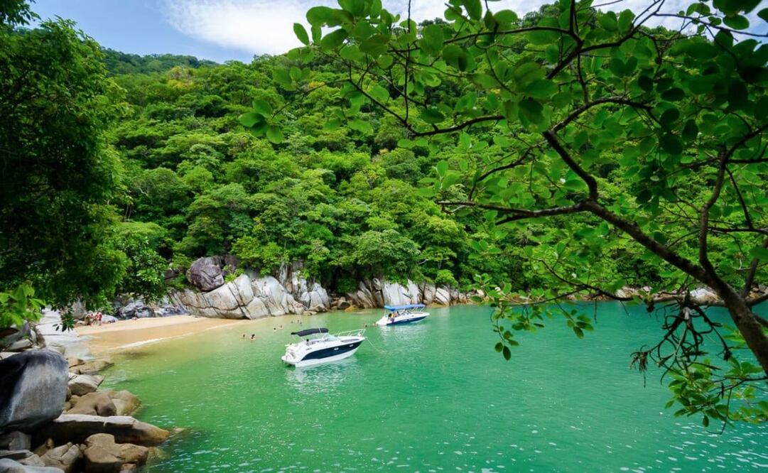 Esta diminuta playa parece una alberca de agua de color esmeralda. Foto: Cortesía del Fideicomiso de Puerto Vallarta