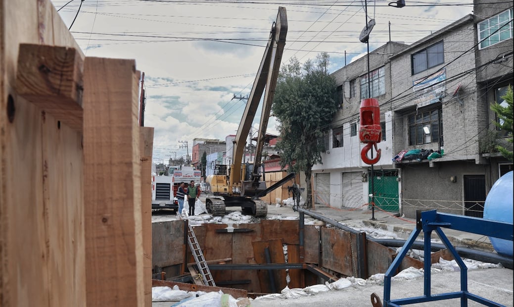Trabajadores continúan con la reparación del socavón de 10 metros de diámetro y 9 de profundidad que se formó hace casi un mes en la colonia Renovación de la alcaldía Iztapalapa, Ciudad de México, el 6 de octubre de 2025. Foto: Fernanda Rojas/EL UNIVERSAL